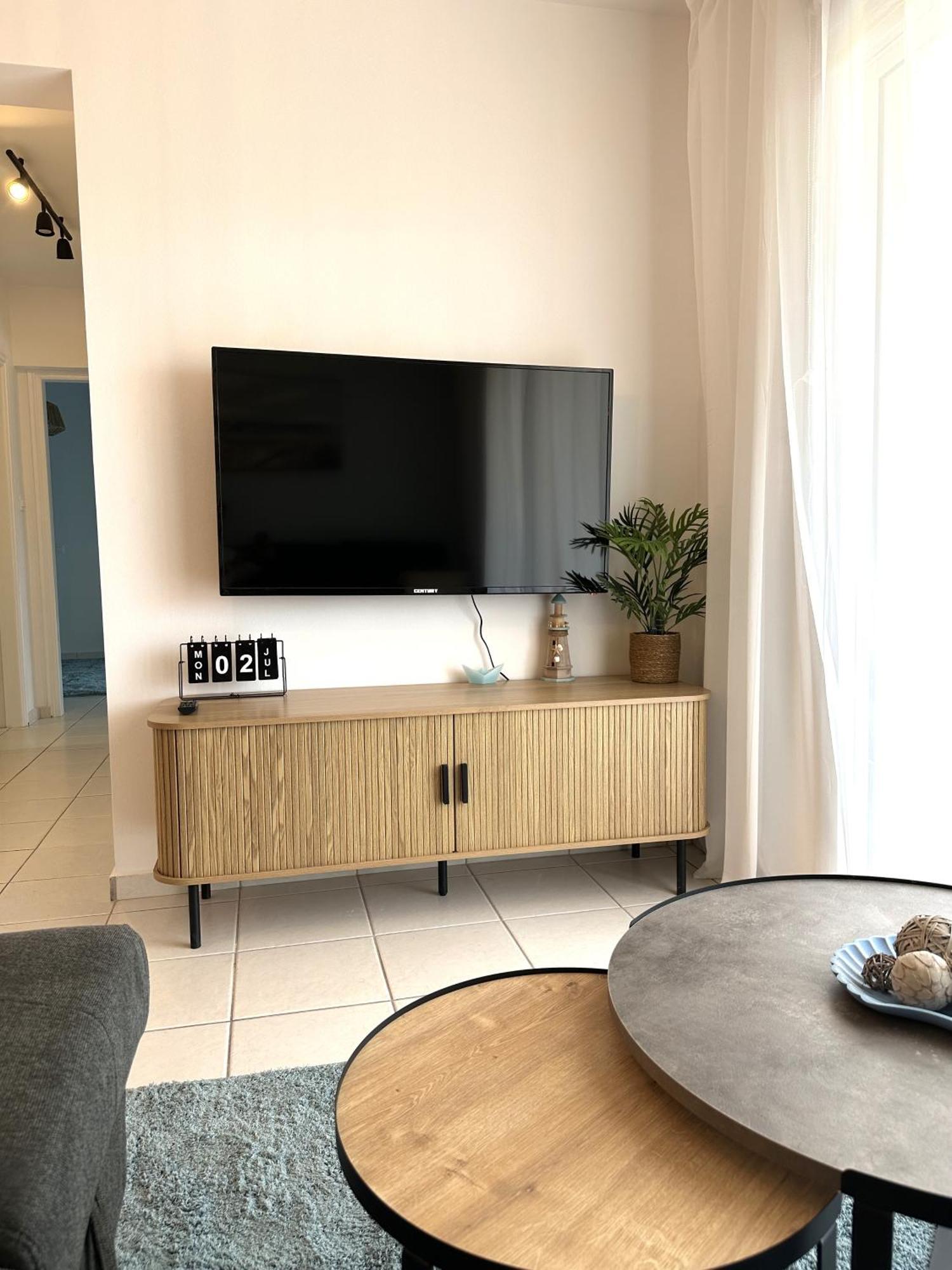 H&O Golden Sun Suite Paphos Bagian luar foto