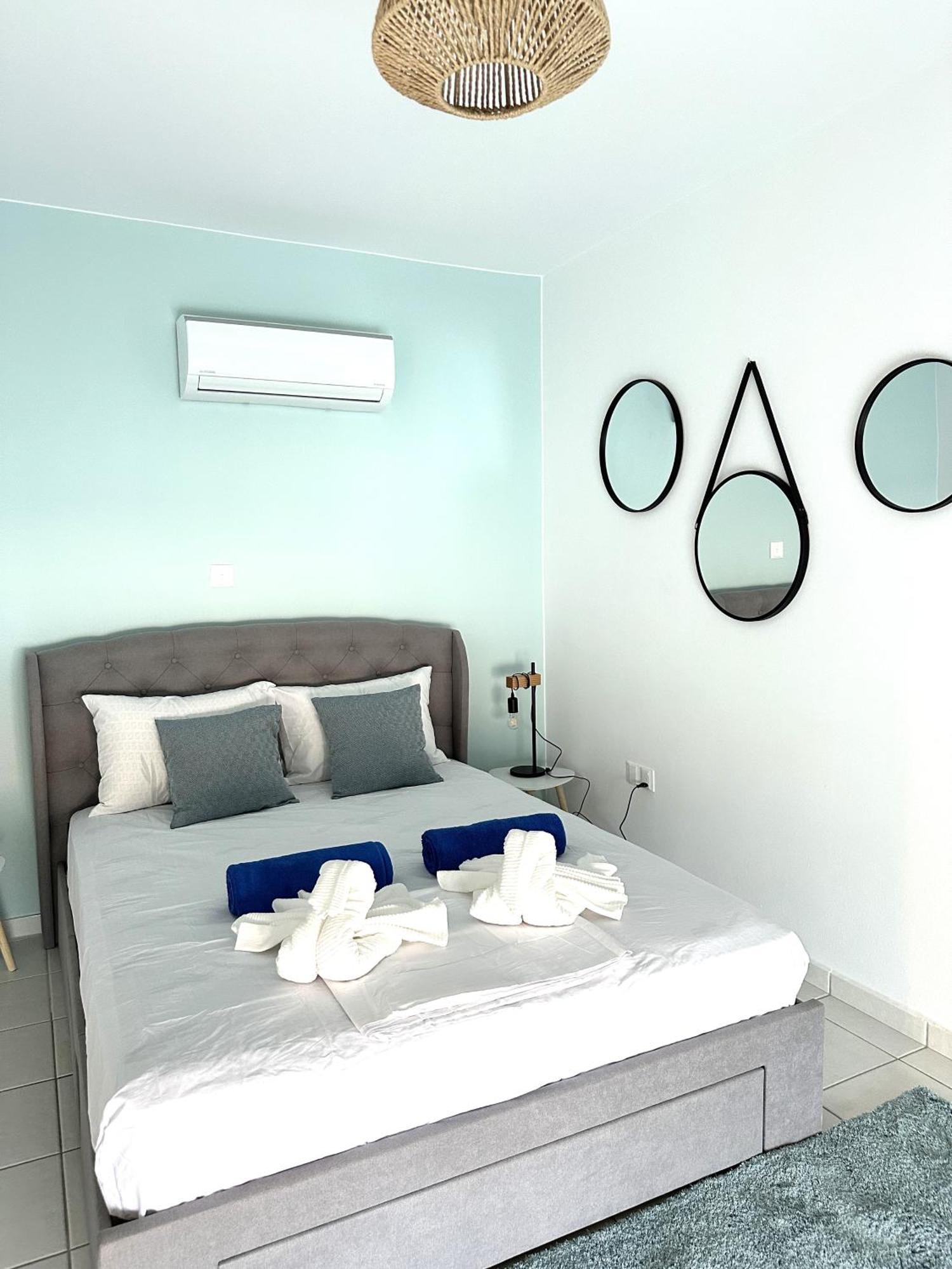 H&O Golden Sun Suite Paphos Bagian luar foto