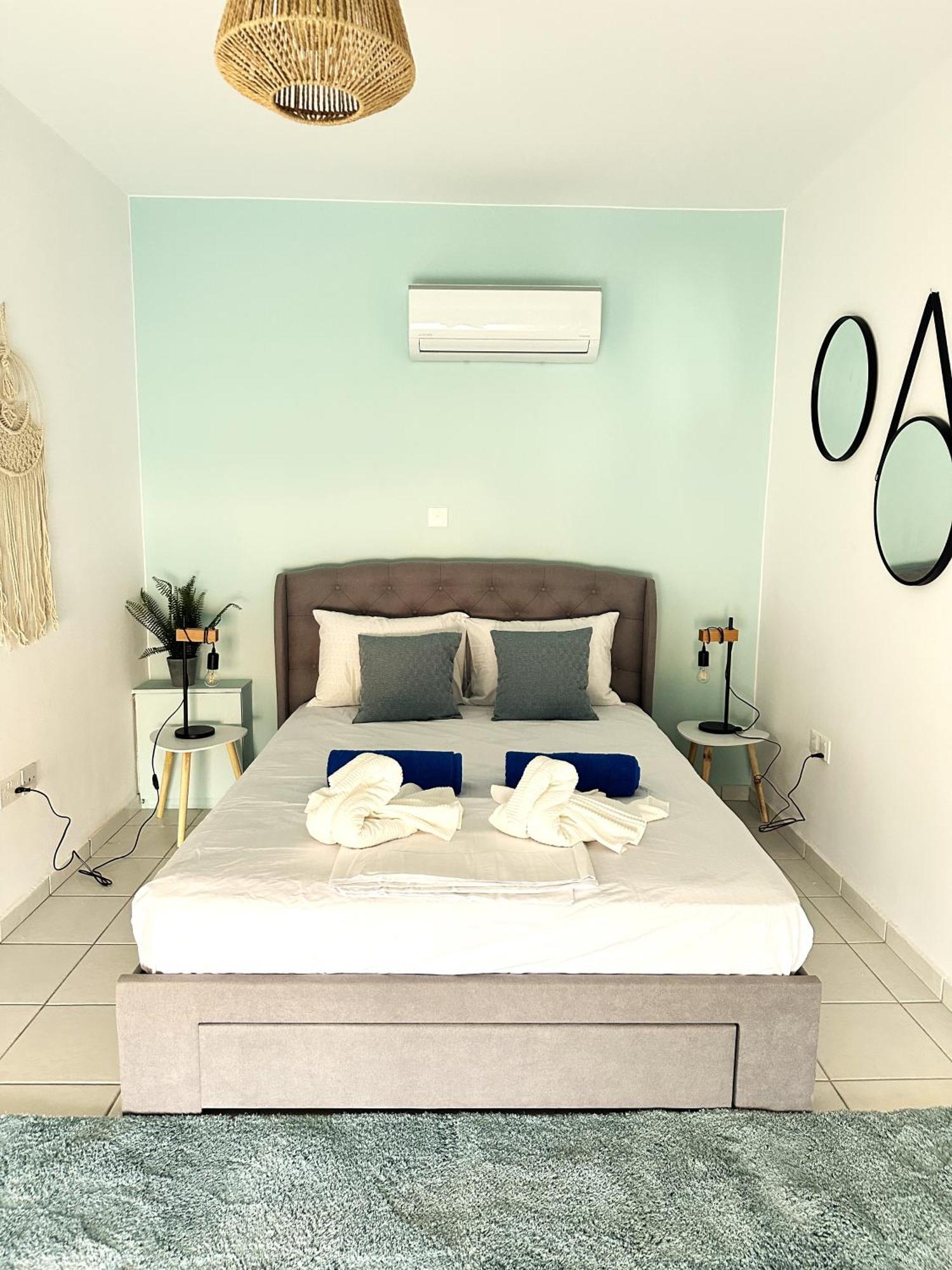 H&O Golden Sun Suite Paphos Bagian luar foto
